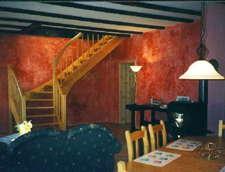 Wohnzimmer und Aufgang zu den beiden oberen Schlafzimmern