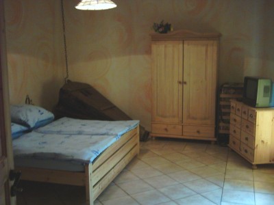 Schlafzimmer mit Doppelbett und Blasebalg