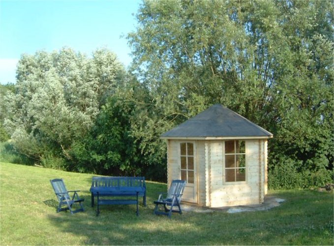 Pavillon mit Gartenm�beln Ihrer Ferienwohnung Op'n Boden